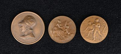 trois pièces d'or sur lesquelles figurent l'effigie d'une femme et d'un homme