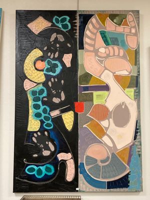 deux tableaux accrochés au mur l'un à côté de l'autre