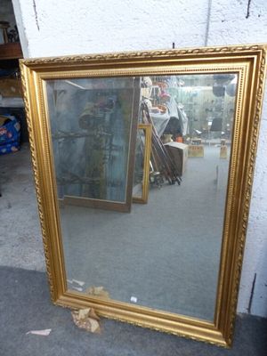 un miroir posé par terre devant un mur