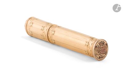 un tube de bambou posé sur une surface blanche