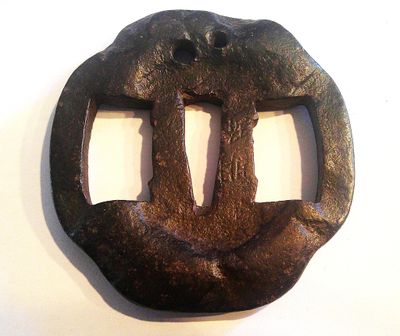 a picture of a metal belt buckle with two bears on it