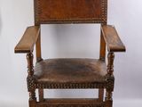 une chaise en bois avec une assise en cuir marron sur fond blanc