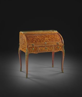 un bureau en noyer et marqueterie datant du début du XVIIIe siècle