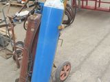 un extincteur bleu posé sur un chariot dans un entrepôt
