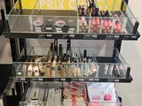 un présentoir de produits de maquillage sur une étagère dans un magasin