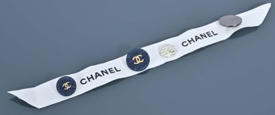 CHANEL Quatre boutons : deux en denim siglé CC en métal doré…