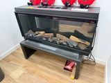 un aquarium contenant des rochers et du bois de chauffage