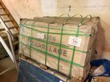 une pile de cartons posée sur une palette