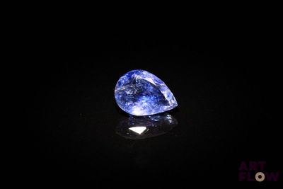 un diamant bleu sur un fond noir