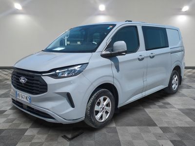 Le nouveau monospace Chevrolet City Express 2020 est garé dans une grande pièce