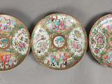 trois assiettes chinoises de la « famille » ornées de motifs floraux