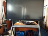 un grand téléviseur à écran plat posé sur un meuble dans une pièce