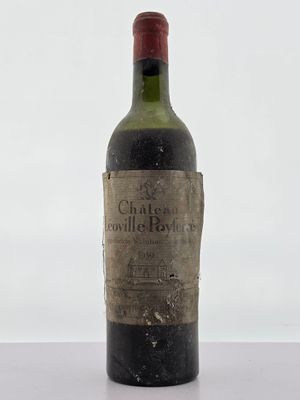 une bouteille de vin posée sur une table