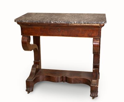 une petite table avec un plateau en marbre sur fond blanc