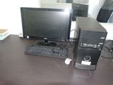 un ordinateur de bureau posé sur une table avec un clavier et un écran