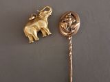 une broche en forme d'éléphant plaquée or et une broche en forme d'éléphant plaquée or