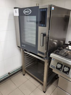deux fours et une cuisinière dans une cuisine