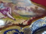 un gros plan d'un vase orné d'une peinture