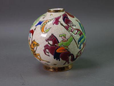 un vase blanc orné de motifs colorés sur un fond gris