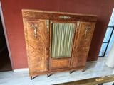 une armoire posée sur une table
