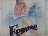 une vieille affiche de cinéma représentant une femme en bikini assise sur une planche de surf