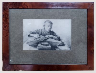 tableau représentant un jeune garçon jouant de la guitare, dans un cadre en bois