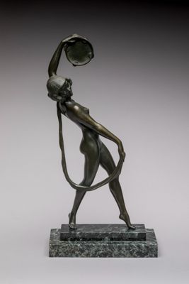 sculpture en bronze représentant une femme tenant une cruche, posée sur un socle en marbre