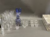 beaucoup de verres et de vases posés sur une table