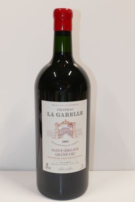 une bouteille de vin posée sur une table