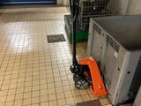 une pièce où il y a beaucoup de bacs et de caisses par terre