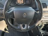 l'intérieur d'une voiture avec un volant et des commandes sur le tableau de bord