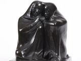 statue représentant une femme et un enfant assis sur un socle noir