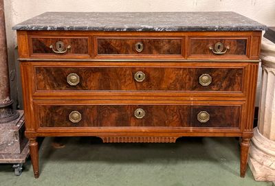 Commode en bois de placage ouvrant à cinq tiroir sur trois r…