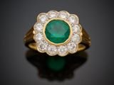 une bague à grappes d'émeraudes et de diamants