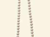 gros plan d'un collier de perles sur fond blanc
