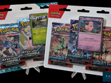 Deux paquets de cartes à collectionner Pokémon sont présentés sur un fond noir