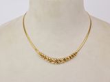 un collier en or sur un mannequin mannequin mannequin mannequin mannequin mannequin mannequin mannequin mannequin mannequin