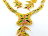 gros plan d'un collier et de boucles d'oreilles sur une surface blanche