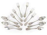 un grand nombre de cuillères et de fourchettes disposées en cercle
