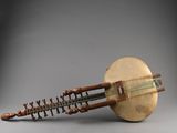un gros plan d'un instrument de musique posé sur une surface grise