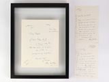 une photo d'une feuille de papier et une feuille de papier sur laquelle il y a quelque chose d'écrit