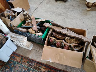 de nombreux cartons d'objets posés à même le sol