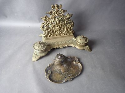 un bougeoir en or et un bougeoir en argent posés sur une table