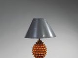 l'image d'une lampe posée sur une table
