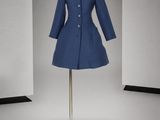 une photo d'un manteau bleu sur un présentoir pour mannequin