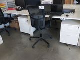 un bureau avec deux ordinateurs et deux chaises dans la pièce