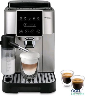 une machine à café Delongma avec deux tasses de café à côté