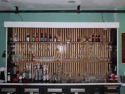 un bar sur lequel sont posées de nombreuses bouteilles et verres