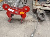 une photo d'un coupe-tube rouge dans un entrepôt
