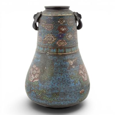 un vase muni d'une anse sur fond blanc